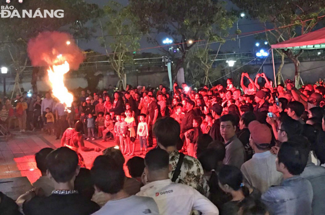 Tiết mục trình diễn múa lửa thu hút đông đảo công chúng.