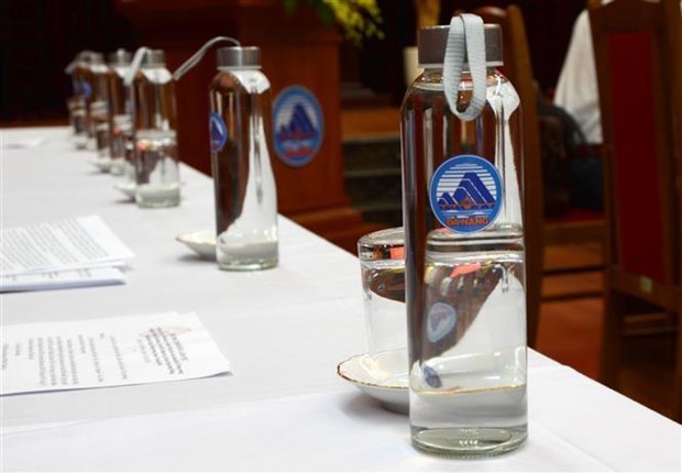Sử dụng chai thủy tinh đựng nước nhằm góp phần tuyên truyền ý thức bảo vệ môi trường trong các cuộc họp tại thành phố Đà Nẵng. (Ảnh: Quốc Dũng/TTXVN)
