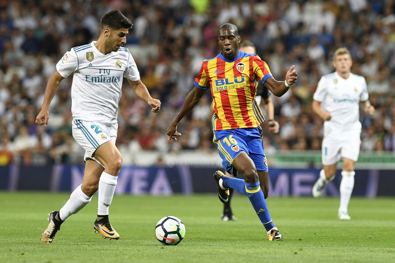 Real Madrid liệu có tận dụng được cú sảy chân của Barca? (Ảnh: Getty). 