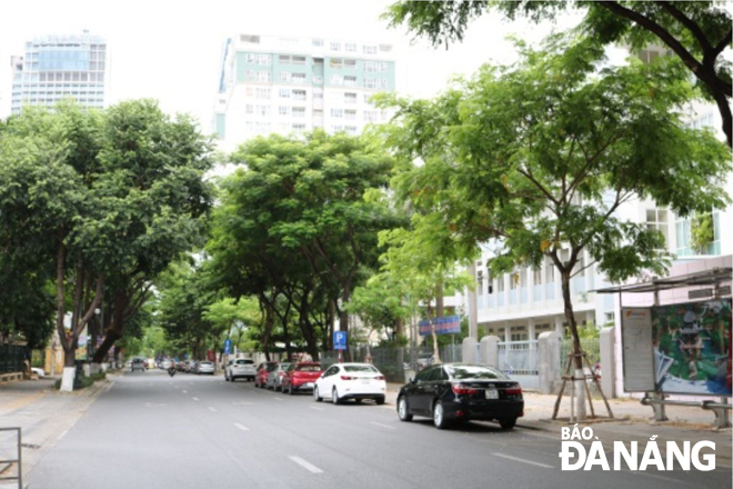 Quận Hải Châu đẩy mạnh tuyên truyền để xây dựng đô thị văn minh, hiện đại. Trong ảnh: Tuyến đường Trần Phú luôn được giữ gìn thông thoáng, sạch đẹp. 