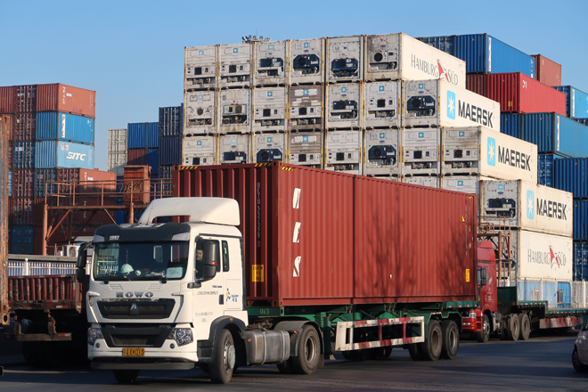 Container hàng hóa tại cảng Thiên Tân của Trung Quốc.   Ảnh: Reuters