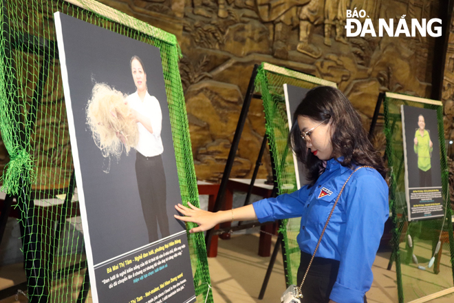  Thanks to the ‘Tales from the River Bank’ exhibition, young people gained a deeper insight into the lives of fishermen who lived in temporary ‘nha cho’ in the past through displayed exhibits.