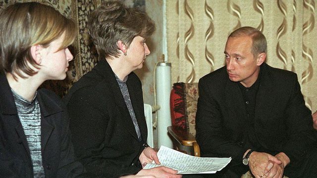 Ông Putin gặp gia đình của chỉ huy tàu ngầm Kursk. (Ảnh: AFP)