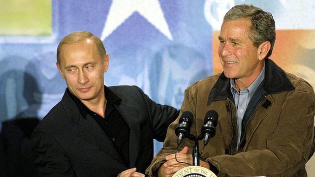 Tổng thống Mỹ George W. Bush mời Tổng thống Ptuin tới Mỹ trong chuyến thăm cấp nhà nước vào năm 2001. Hai nhà lãnh đạo sau đó đã tới thăm bang quê nhà của ông Bush ở Texas. (Ảnh: Getty)