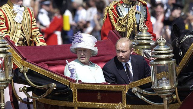 Nữ hoàng Anh mời ông Putin tới Anh trong chuyến thăm cấp nhà nước vào năm 2003. Đây là chuyến thăm Anh đầu tiên của một nhà lãnh đạo Nga kể từ năm 1874. (Ảnh: Getty)