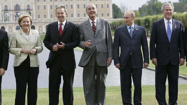 Thủ tướng Đức Angela Merkel, Thủ tướng Anh Tony Blair, Tổng thống Pháp Jacques Chirac, Tổng thống Nga Vladimir Putin và Tổng thống Mỹ George W Bush chụp ảnh chung tại hội nghị G8 năm 2006 ở St. Petersburg, Nga. (Ảnh: Getty)