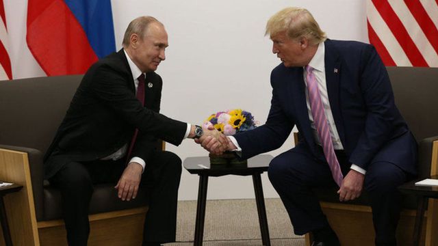 Tổng thống Putin bắt tay Tổng thống Mỹ Donald Trump dù mối quan hệ giữa hai nước vẫn luôn trong trạng thái căng thẳng. (Ảnh: Getty)