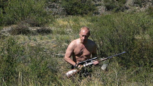 Ông Putin cởi trần, mang theo một khẩu súng bắn tỉa gần biên giới Mông Cổ năm 2007. (Ảnh: Getty)