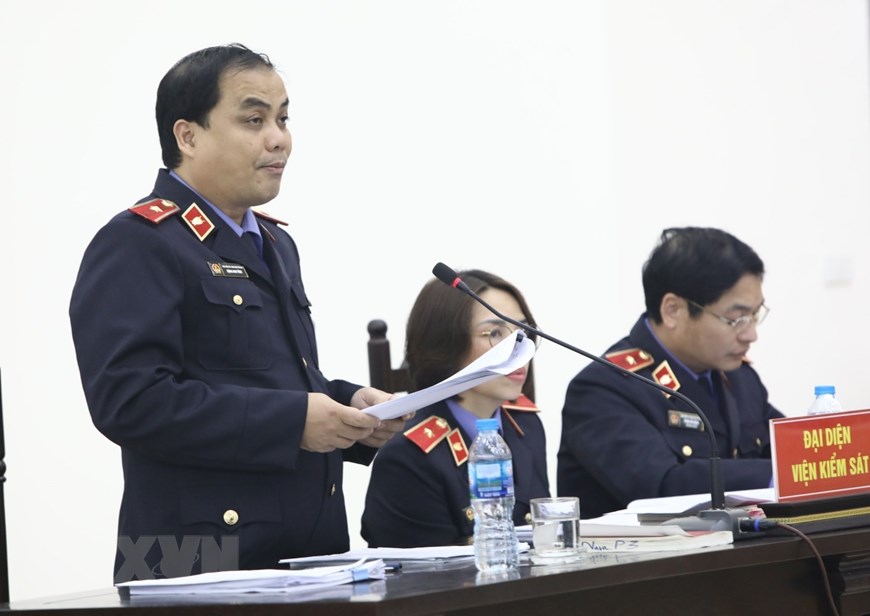 Kiểm sát viên Đặng Như Vĩnh, đại diện Viện Kiểm sát nhân dân tối cao đọc cáo trạng các bị cáo. (Ảnh: Văn Điệp/TTXVN)