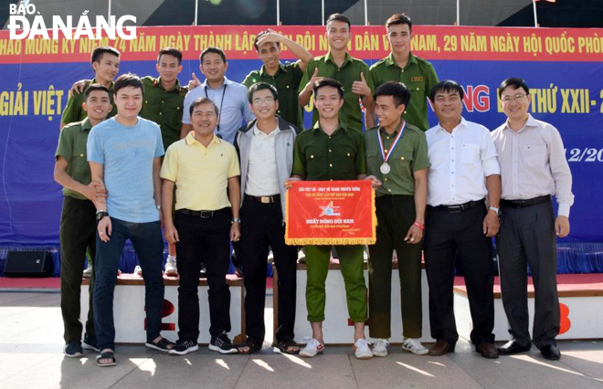 Công an thành phố đoạt giải nhất đồng đội khối bộ đội địa phương tại Giải Việt dã - Chạy vũ trang Báo Đà Nẵng năm 2018. 			   Ảnh: NGỌC PHÚ
