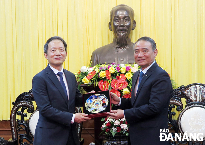 Municipal Party Committee Secretary Truong Quang Nghia (right) presenting a momento to South Korean Consul General in Da Nang Ahn Min-Sik