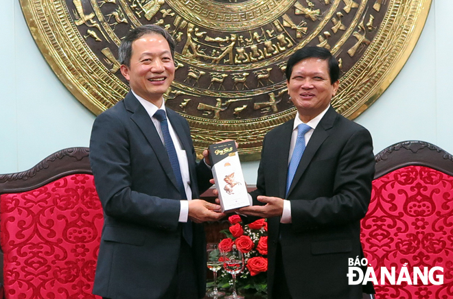  Chairman of the municipal Council Nguyen Nho Trung playing host to Consul General Ahn Min-Sik