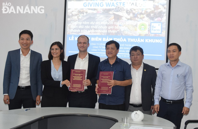 Các công ty thỏa thuận hợp tác đầu tư xây dựng nhà máy táu chế rác thải nhựa tại Đà Nẵng thành các sản phẩm có giá trị.