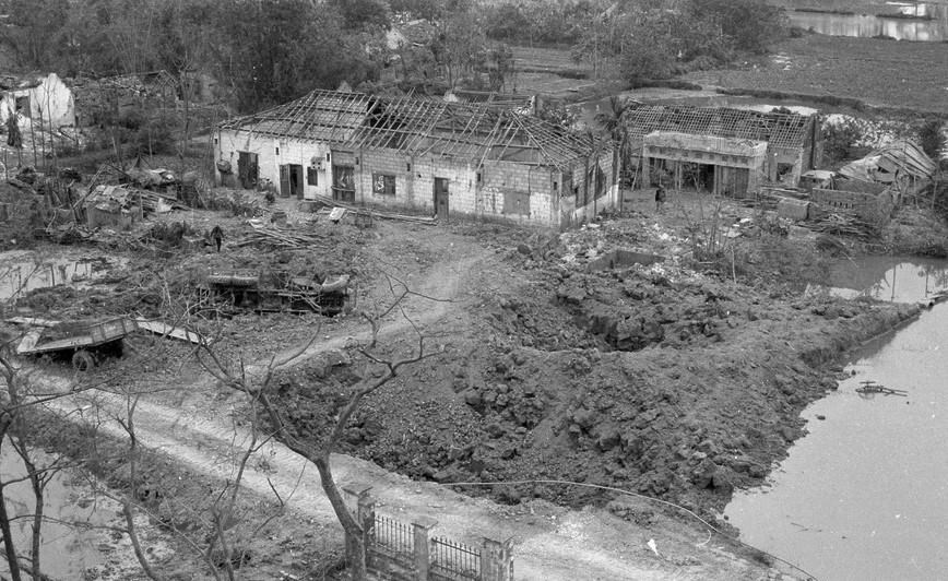 Làng Giáp Bát (Hà Nội) bị máy bay B-52 ném bom phá huỷ trong trận đánh phá 12 ngày đêm, tháng 12-1972. (Ảnh: Tư liệu/TTXVN)