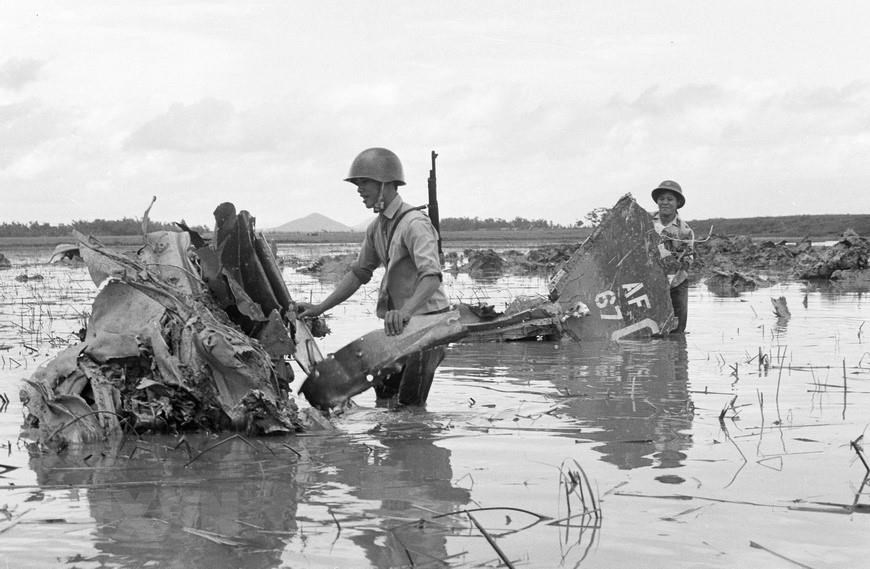 Xác máy bay Mỹ bị bắn rơi ở ngoại thành Hà Nội, tháng 12/1972. (Ảnh: TTXVN)