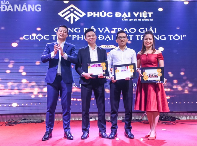 Khen thưởng các cá nhân có những thành tích đóng góp phát triển công ty qua 1 năm hoạt động.