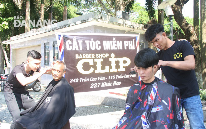 Tấm bảng cắt tóc miễn phí thu hút nhiều người đi đường dừng lại cắt tóc.