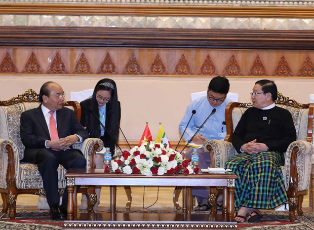 Prime Minister Nguyen Xuan Phuc (L) has a meeting with Speaker of the Union Assembly of Myanmar T. Khun Myat. (Photo: VNA)