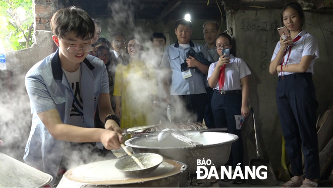 Học sinh Hàn Quốc trải nghiệm tại làng nghề bánh tráng Túy Loan. 