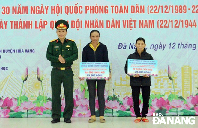 Đại tá Đoàn Duy Tân, Chính ủy Bộ Chỉ huy Quân sự thành phố trao sinh kế cho người nghèo tại xã Hòa Sơn.