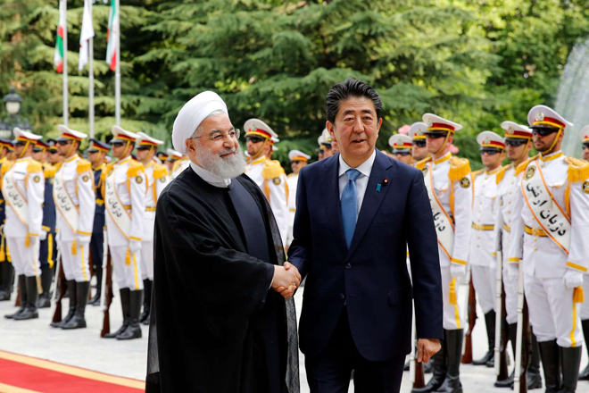 Tổng thống Iran Hassan Rouhani (trái) chào đón Thủ tướng Nhật Bản Abe Shinzo tại Tehran ngày 12-6-2019. 	Ảnh: AFP  