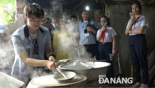 South Korean pupils being interested in making ‘banh trang’