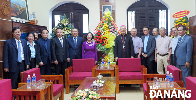 Head of the Party Central Committee’s Commission for Mass Mobilisation Board Truong Thi Mai (in violet Ao Dai) extending Christmas greetings to the Diocese of Da Nang