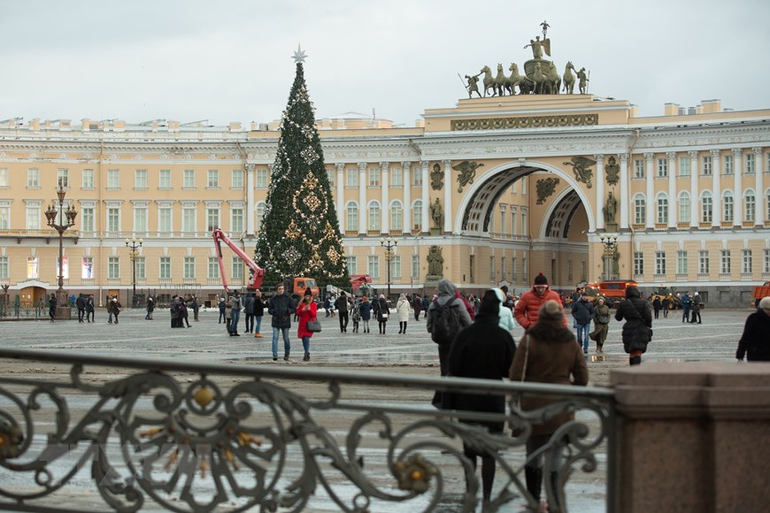 Cây thông Giáng sinh khổng lồ tại quảng trường Dvortsovaya ở St. Petersburg, Nga, ngày 8/12/2019. (Ảnh: THX/TTXVN)