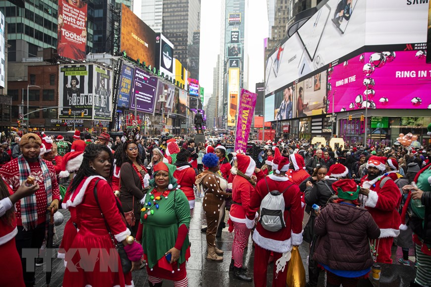 Người dân tham gia cuộc thi của Ông già Noel tại New York, Mỹ, ngày 14/11/2019. (Ảnh: THX/TTXVN)