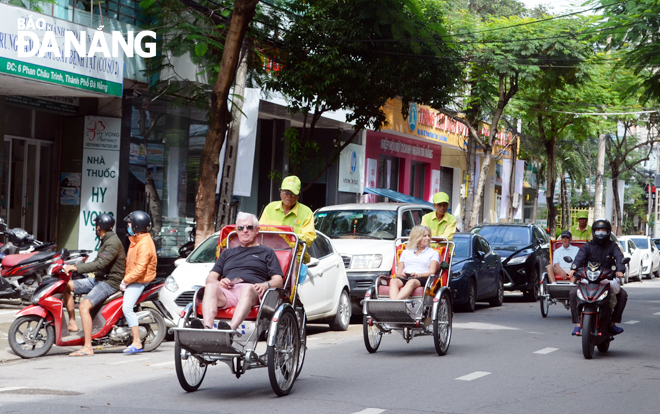 Foreign visitors enjoying city tours by cyclo