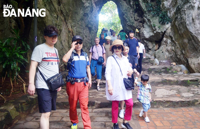  International visitors visiting the Marble Mountains Tourist Area