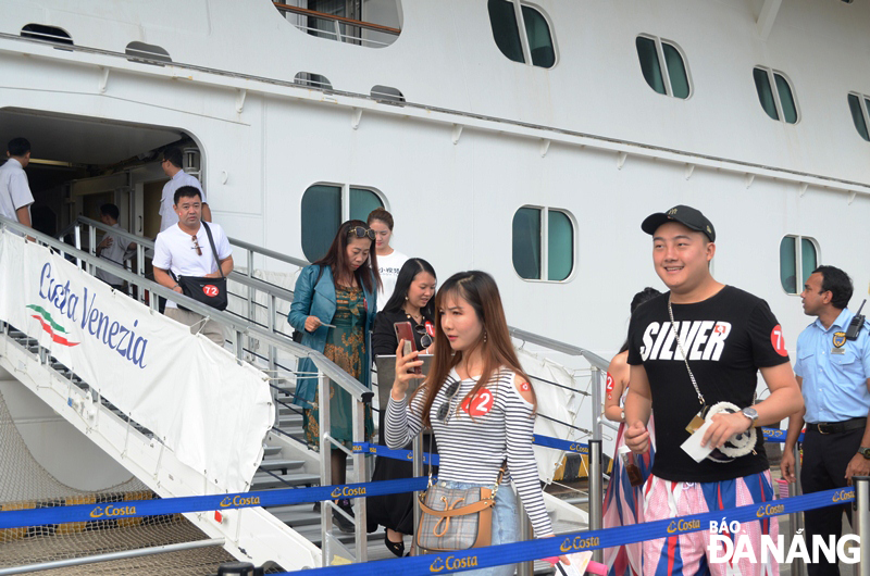 The first foreign passengers on Costa Venezia cruise ship arriving in Da Nang