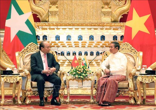 Vietnamese Prime Minister Nguyen Xuan Phuc (L) meets with Myanmar President U Win Myint in Nay Pyi Taw on December 17 (Photo: VNA)