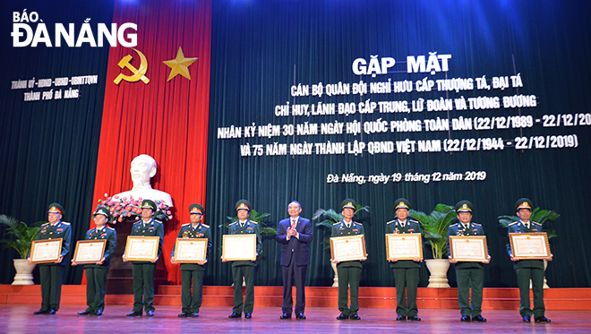 Thừa ủy nhiệm Chủ tịch nước, Bí thư Thành ủy Trương Quang Nghĩa trao Huân Chương Bảo vệ Tổ quốc hạng Nhất cho 7 cá nhân.