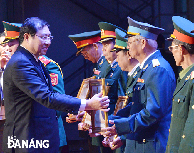 Thừa ủy nhiệm Chủ tịch nước, Chủ tịch UBND thành phố Huỳnh Đức Thơ trao tặng Huân Chương Bảo vệ Tổ quốc hạng Ba cho 16 cá nhân.