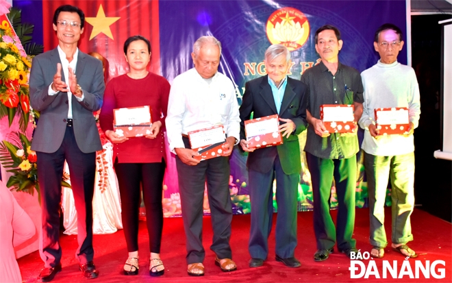 Phó Chủ tịch Ủy ban MTTQ Việt Nam thành phố Lê Văn Minh tặng quà cho 5 gia đình tiêu biểu tại Ngày hội Đại đoàn kết toàn dân tộc ở khu dân cư 7, phường Mỹ An, quận Ngũ Hành Sơn.