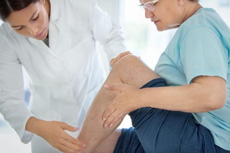 Suy yếu cơ ở chân hoặc hông: Thoát vị đĩa đệm có thể gây tổn thương gốc thần kinh, làm suy yếu cơ chân hoặc hông. Các triệu chứng này có thể đi kèm với cơn đau lan rộng hoặc mất cảm giác ở chân.