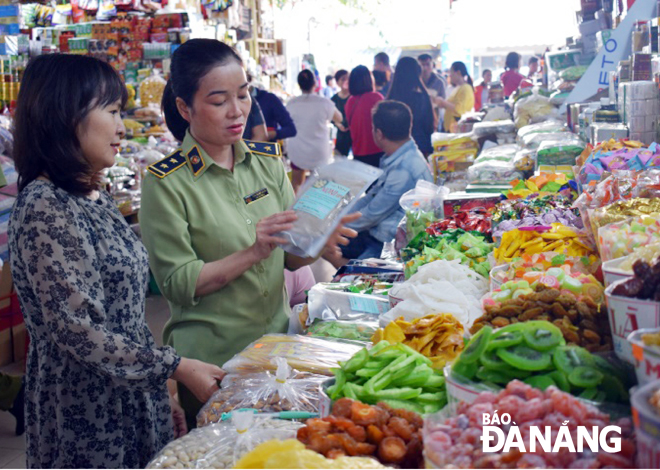 The interdisciplinary teams conducting surprise visits to traditional markets to detect whether or not traders comply with the food safety and hygiene regulations