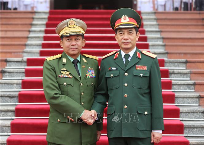 Thượng tướng Phan Văn Giang và Tổng Tư lệnh các lực lượng vũ trang Myanmar Min Aung Hlaing tại lễ đón. Ảnh: Dương Giang/TTXVN