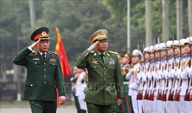 Thượng tướng Phan Văn Giang và Tổng Tư lệnh các lực lượng vũ trang Myanmar Min Aung Hlaing duyệt đội danh dự QĐND Việt Nam. Ảnh: Dương Giang/TTXVN
