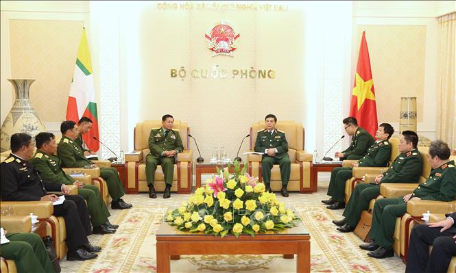 Thượng tướng Phan Văn Giang tiếp kiến Tổng Tư lệnh các lực lượng vũ trang Myanmar Min Aung Hlaing cùng các thành viên trong đoàn. Ảnh: Dương Giang/TTXVN