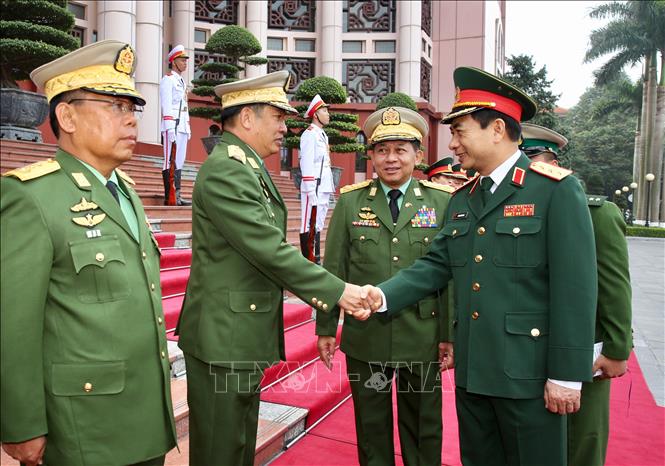 Thượng tướng Phan Văn Giang và Tổng Tư lệnh các lực lượng vũ trang Myanmar Min Aung Hlaing gặp gỡ thành viên đoàn quân sự cấp cao hai nước. Ảnh: Dương Giang/TTXVN