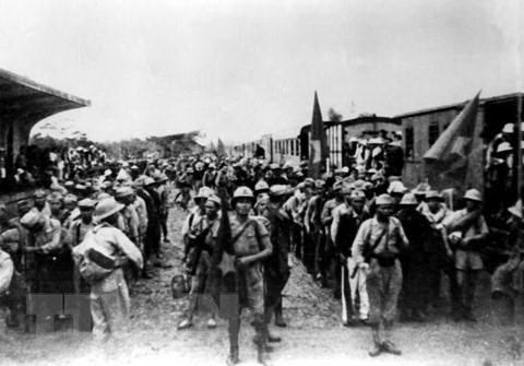  Ngày 26/9/1945, tại ga Hàng Cỏ, đoàn quân Nam tiến đầu tiên rời Hà Nội vào chi viện cho miền Nam, mở đầu cho phong trào Nam tiến, cả nước sát cánh cùng đồng bào Nam bộ và Nam Trung bộ đánh giặc cứu nước. (Ảnh: Tư liệu/TTXVN)