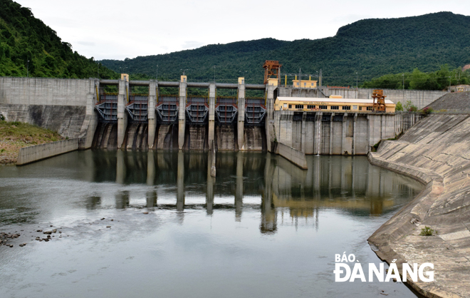 Các hồ thủy điện ở thượng lưu sông Vu Gia hạn chế xả nước dài ngày do khô hạn bất thường.  		                 Ảnh: NAM TRÂN