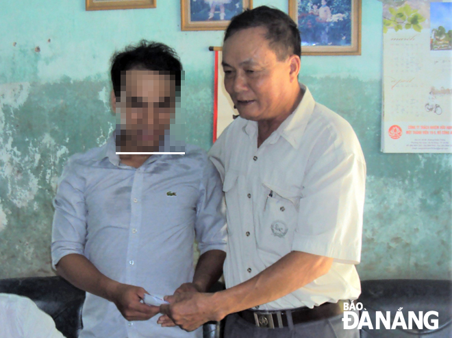 Chủ tịch Hội Cựu chiến binh phường Hòa Khánh Nam Vũ Văn Khoa (phải) đến thăm, động viên thanh niên tiến bộ.