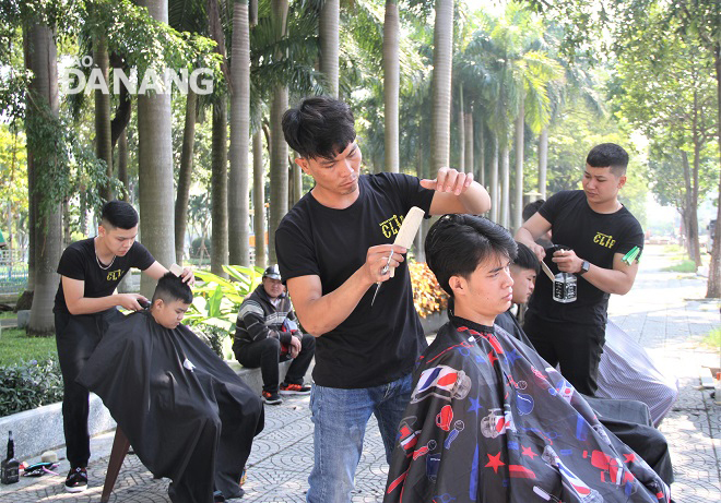 The ‘pavement’ barbershop gives free haircuts to about 70 people per day