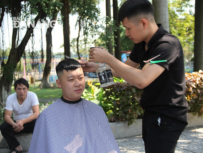 Free haircut receivers are being cared as normal customers