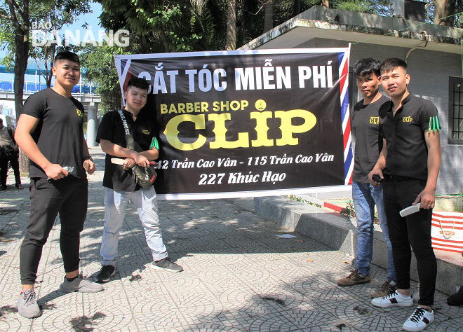 By giving free haircuts, young hair stylists help some poor labourers across the city save small amounts of money.