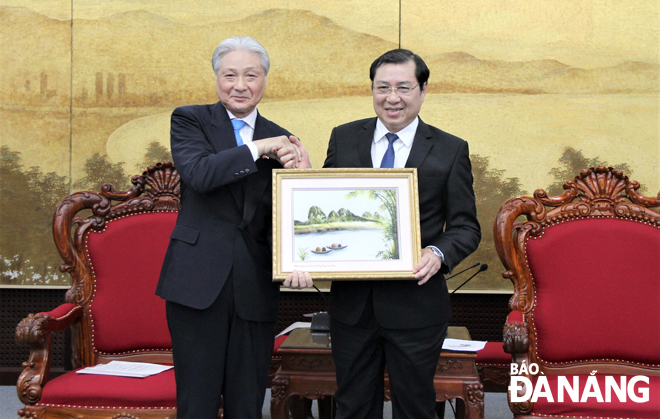 Da Nang People's Committee Chairman Huynh Duc Tho (right) presenting a momento to Tochigi Prefecture Governor Fukuda Tomikazu