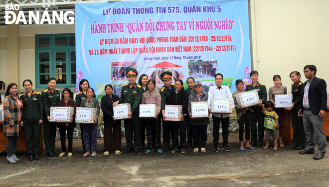 Quà tình nghĩa của Lữ đoàn Thông tin 575 trao tặng hộ khó khăn, gia đình chính sách xã Tà Bhing.